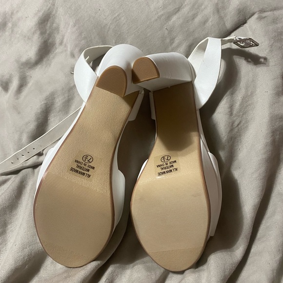 Speed Limit 98 Elegant White Heels - Picture 4 of 6
